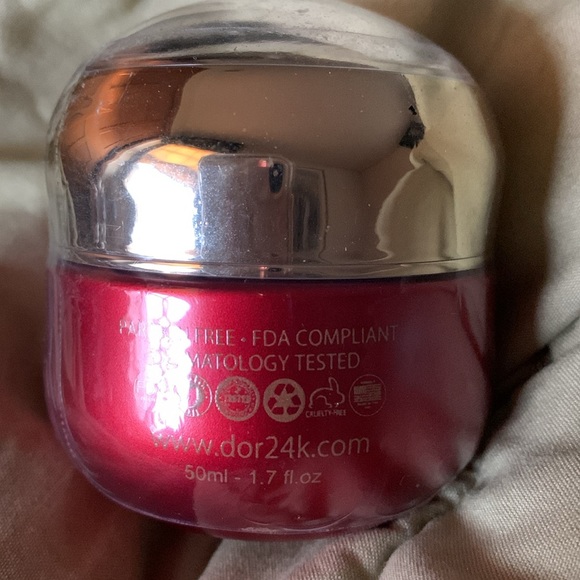 THE BEST MASK In THE WORLD. Tightens skin like nobodys business - Picture 2 of 2